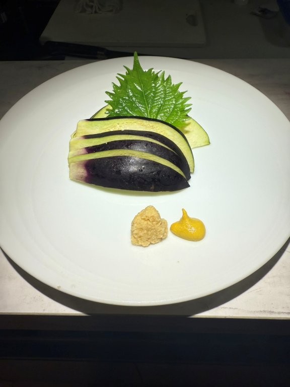 東京駅の和食・焼きとり一鶏で提供する水茄子の刺身