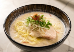 東京駅の和食・焼きとり一鶏で提供する一鶏ラーメン