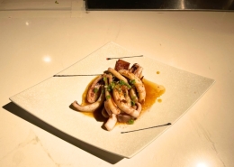 東京駅の和食・焼きとり一鶏で提供する真イカの酒盗バター焼き