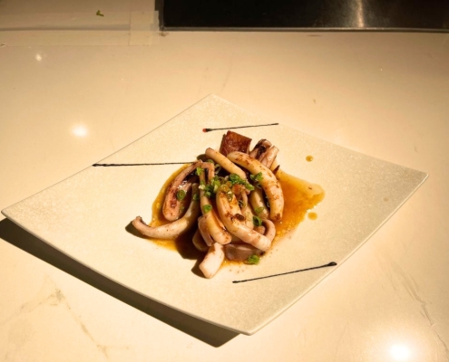 東京駅の和食・焼きとり一鶏で提供する真イカの酒盗バター焼き