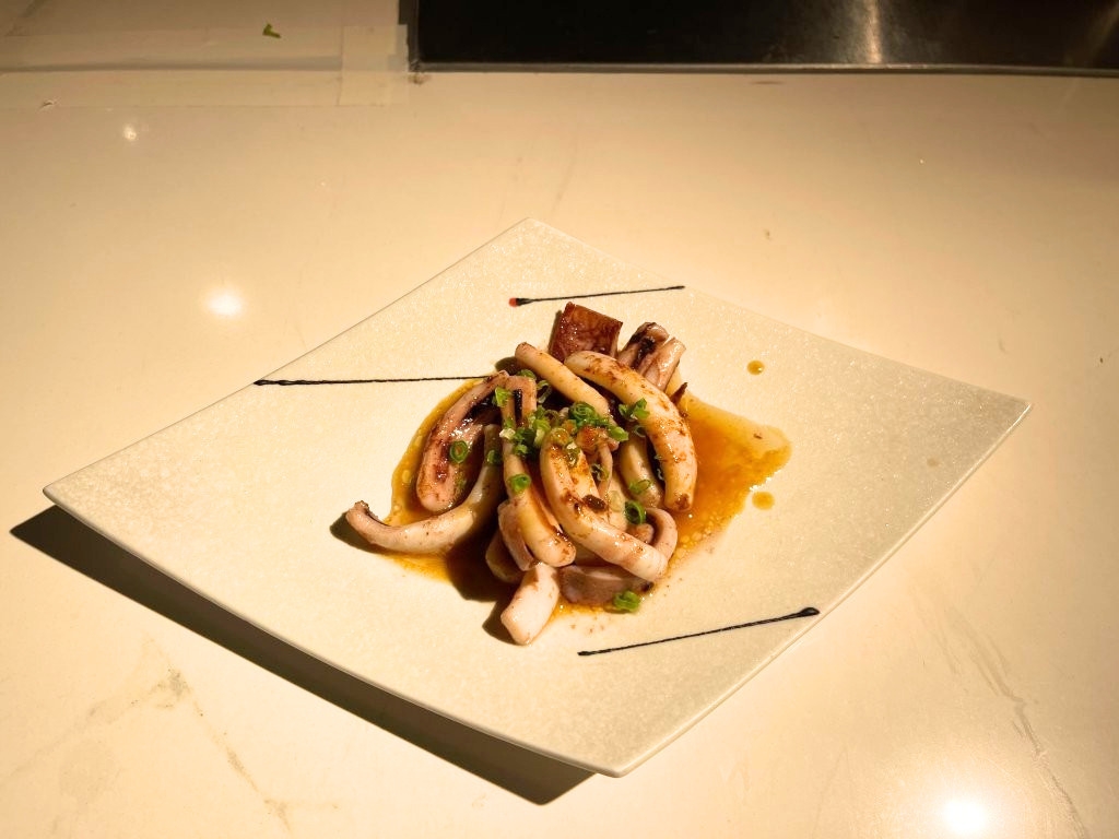 東京駅の和食・焼きとり一鶏で提供する真イカの酒盗バター焼き