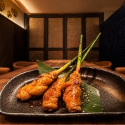 東京駅の和食・焼きとり一鶏の店内で楽しむ豚肉谷中生姜巻き