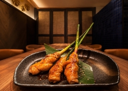 東京駅の和食・焼きとり一鶏の店内で楽しむ豚肉谷中生姜巻き