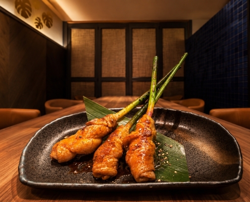 東京駅の和食・焼きとり一鶏の店内で楽しむ豚肉谷中生姜巻き