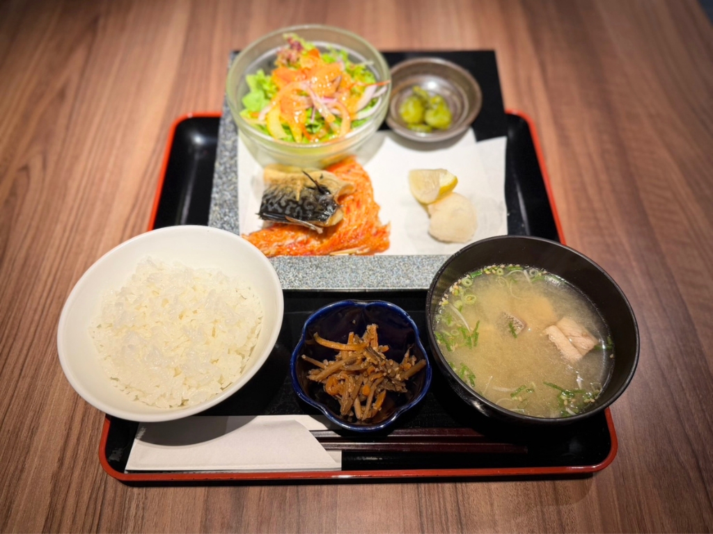 鯖塩焼きと赤魚味醂干しの合い盛り|東京駅 和食・焼きとり一鶏 東京駅の和食・焼きとり一鶏で提供する鯖塩焼きと赤魚味醂干しの合い盛りサービスランチ