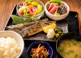 東京駅の和食・焼きとり一鶏で提供する焼き秋刀魚とお刺身のサービスランチ