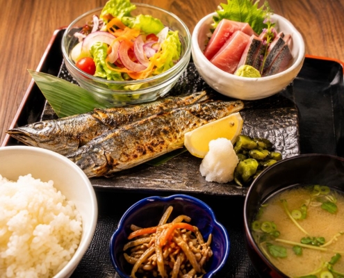 東京駅の和食・焼きとり一鶏で提供する焼き秋刀魚とお刺身のサービスランチ