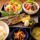 東京駅の和食・焼きとり一鶏で提供する焼き秋刀魚とお刺身のサービスランチ