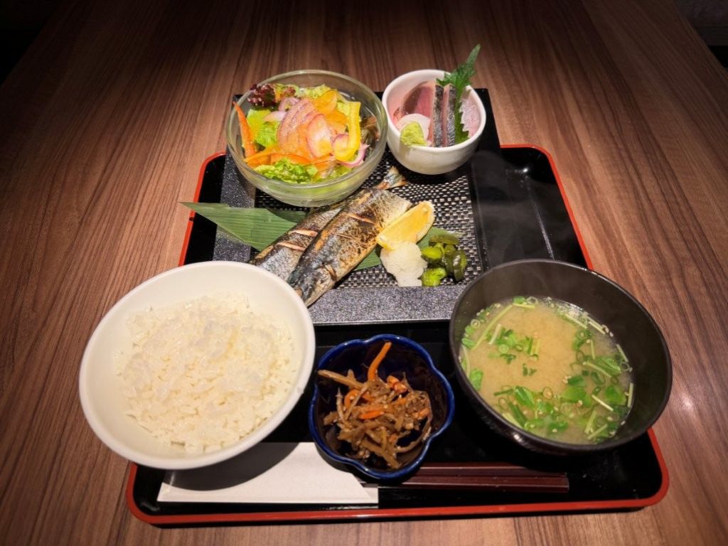 秋刀魚とお刺身の和食ランチ|東京駅 一鶏 東京駅の一鶏で実際に提供する焼き秋刀魚とお刺身の和食ランチ