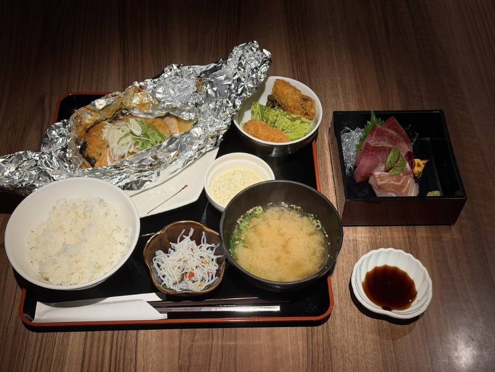 秋鮭の味噌バターホイル焼きと刺身付きランチ|東京駅 和食・焼きとり一鶏 東京駅の和食・焼きとり一鶏で提供する秋鮭の味噌バターホイル焼きと刺身付きランチ