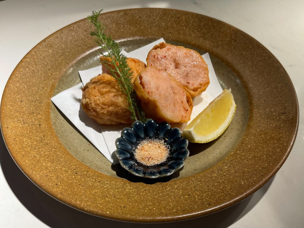 東京駅の和食・焼きとり一鶏で提供する海老しんじょう
