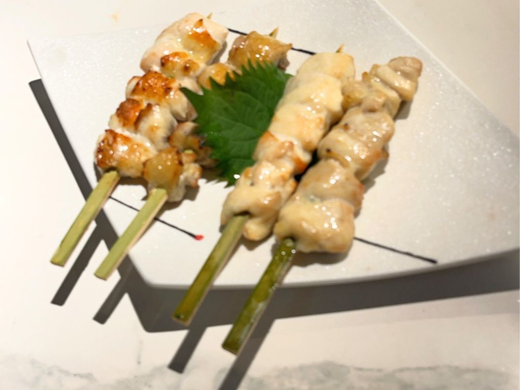 東京駅の和食・焼きとり一鶏で提供する秋田比内地鶏と高知四万十鶏の盛り合わせ