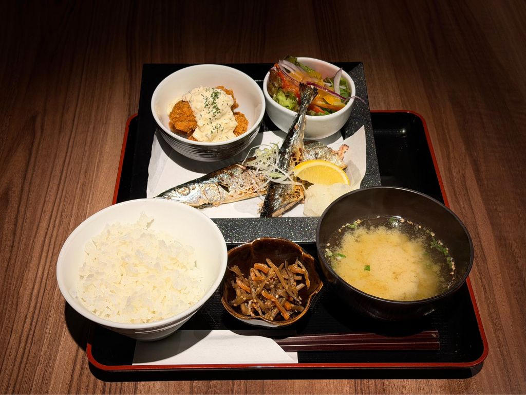 東京駅の和食・焼きとり一鶏で提供する秋刀魚の塩焼きとカキフライの魚ランチ