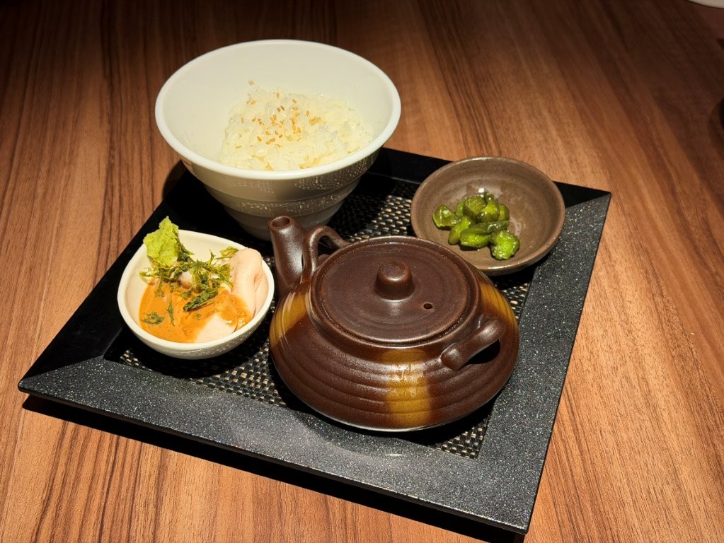 東京駅の和食・焼きとり一鶏で提供する鶏ハムと白湯スープの鶏茶漬け