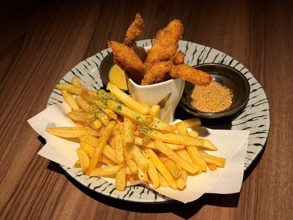 東京駅の和食・焼きとり一鶏で提供するとりポテ揚げ