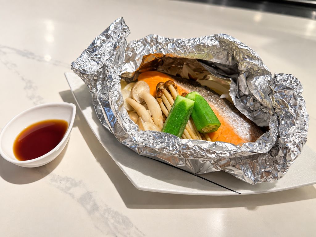 東京駅の和食・焼きとり一鶏で楽しめる鮭ときのこ・野菜のホイル焼き