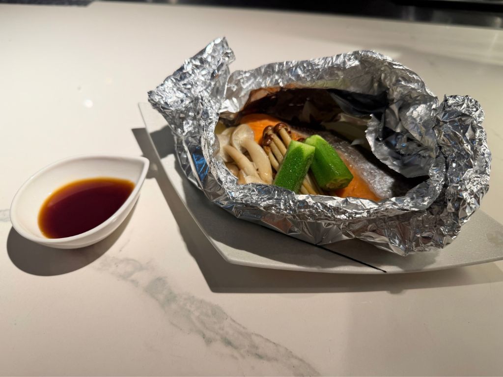 鮭のホイル焼き|東京駅 和食・焼きとり一鶏 東京駅の和食・焼きとり一鶏で提供する鮭ときのこ・野菜のホイル焼き